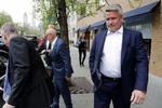 Faktisk troede man, at bestyrelsesformand Rupert Murdoch i kraft af sit møde med direktør Bill Shine (forrest t.v.) 24. april de facto fredede ham, men nu er Shine fortid. 