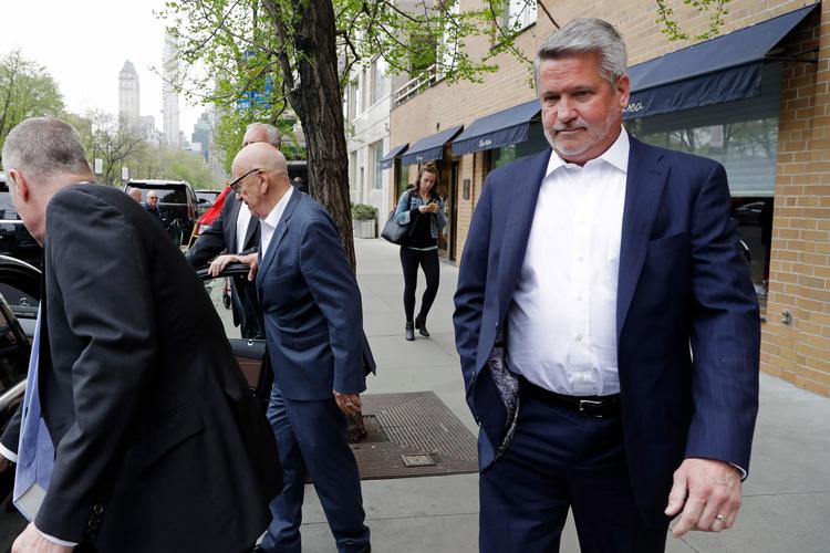 Faktisk troede man, at bestyrelsesformand Rupert Murdoch i kraft af sit møde med direktør Bill Shine (forrest t.v.) 24. april de facto fredede ham, men nu er Shine fortid. 