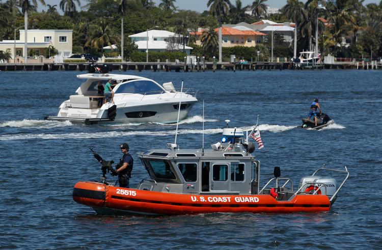 Kystvagten er med til at beskytte Donald Trump, når han besøger sin residens i Florida. 