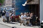 Det bliver fremover muligt for cafeer og restauranter at benytte tomme p-pladser foran til udeservering i dagtimerne mellem 9 og 17.  