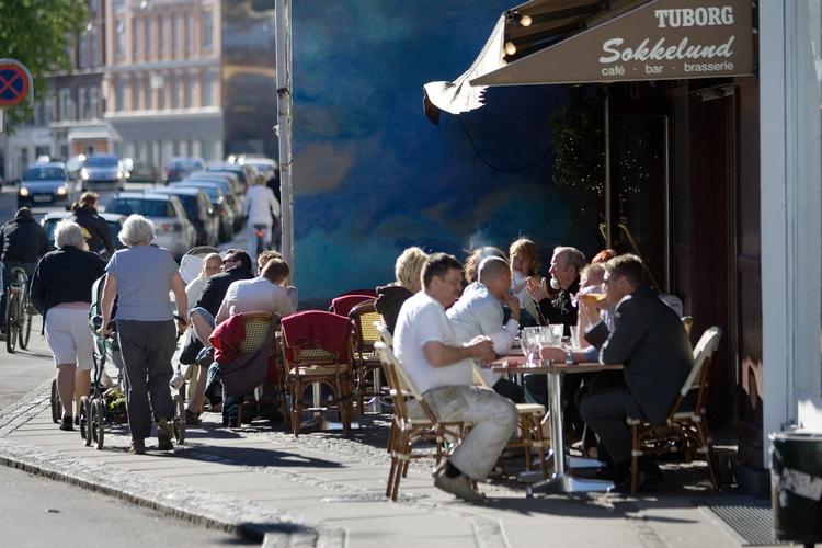 Det bliver fremover muligt for cafeer og restauranter at benytte tomme p-pladser foran til udeservering i dagtimerne mellem 9 og 17.  