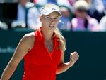 Et par gange måtte Caroline Wozniacki have behandlinger på banen under kampen i første runde i Madrid. 