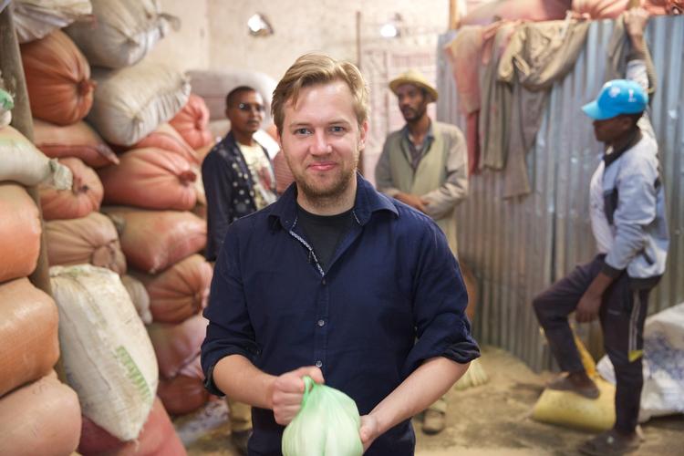 I en række programmer på DR K drager Asmus Jensen rundt til seks forskellige afrikanske lande for at dykke nede i madkulturen. Her er han i Etiopien. 