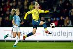 De danske klubber, som her Brøndby, har flere gange gjort det rigtig godt i Champions League. Her ses Louise Lundsgaard Kristiansen og Manchester Citys Steph Houghton. 