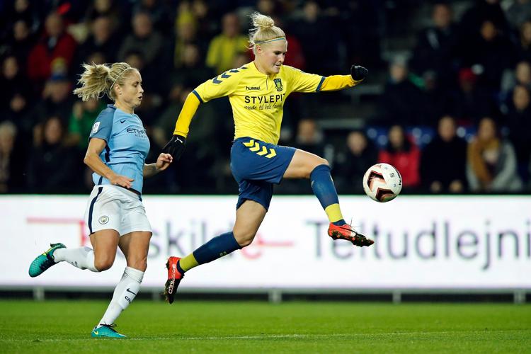 De danske klubber, som her Brøndby, har flere gange gjort det rigtig godt i Champions League. Her ses Louise Lundsgaard Kristiansen og Manchester Citys Steph Houghton. 