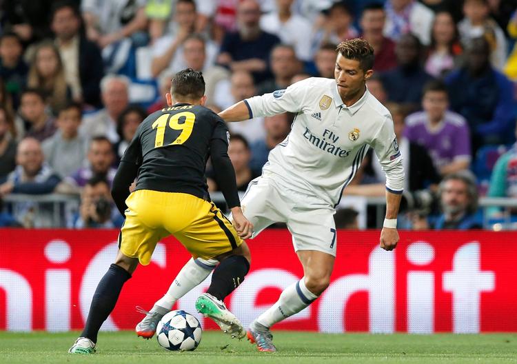 Real Madrids portugisiske superstjerne Cristiano Ronaldo gav Atléticos højre back Lucas Hernandez en masse at se til det meste af kampen. 