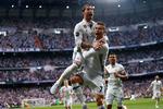 Han kan det der. Cristiano Ronaldo har scoret igen og fejrer det på behørig vis med sine Real-holdkammerater på Bernabéu. 