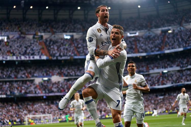 Han kan det der. Cristiano Ronaldo har scoret igen og fejrer det på behørig vis med sine Real-holdkammerater på Bernabéu. 