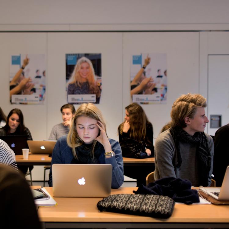 Elever fra en karakterfri klasse på Øregård Gymnasium i København, der er et af de gymnasier, der har gode erfaringer med karakterfrihed. (Arkivfoto) 