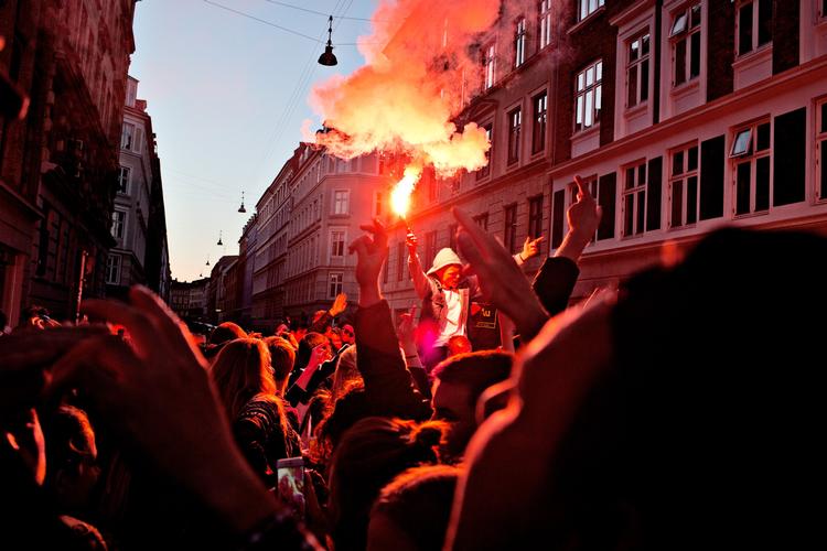 For deltagerne er byens værtshusliv fest og farver. Men når det er proppet ind i tætbeboede områder giver det problemer. Arkivfoto. 