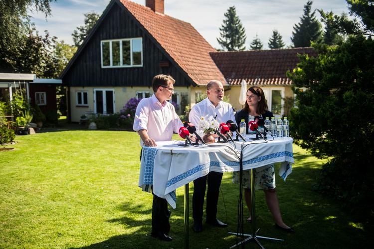 I forbindelse med partiets sommergruppemøde inviterede Det Konservative Folkeparti til pressemøde i baghaven hos folkepensionisten Susanne Rishede i Lejre. 