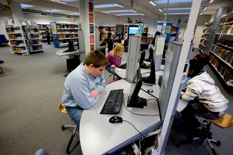 Bibliotekerne laver en række nye initiativer, som skal hjælpe borgerne til at spotte falske nyheder. Foto: Carsten Ingemann 