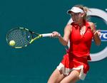 Det var en rodet 2. runde-kamp, Caroline Wozniacki var involveret i onsdag eftermiddag i Prag. Spillerne havde meget svært ved at holde serv. 