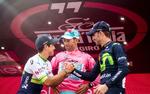Vincenzo Nibali på sidste års Giro d'Italia-podie flankeret af Estaban Chaves og Alejandro Valverde, som ikke er med denne gang. 