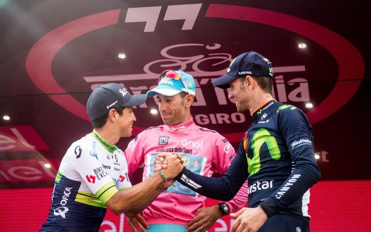 Vincenzo Nibali på sidste års Giro d'Italia-podie flankeret af Estaban Chaves og Alejandro Valverde, som ikke er med denne gang. 