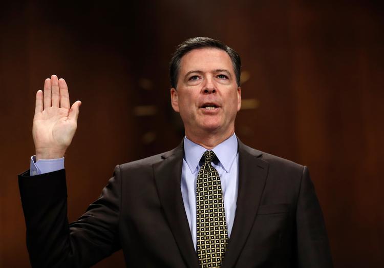 FBI-direktør James Comey forsvarede sine beslutninger i undersøgelsen af Hillary Clintons emails ved en høring i USA's Senat. Det var et valg mellem virkelig skidt og  