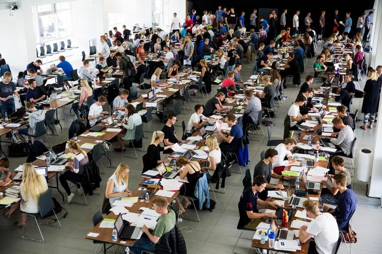 Arkivfoto. Skriftlig eksamen i makroøkonomi på Aarhus Universitet. Arkivfoto Gregers Tycho