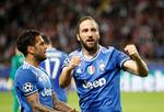 Gonzalo Higuaín viste i Monaco, hvorfor Juventus har betalt en formue for den argentinske frontløber. Han er iskold, når chancen byder sig. Denne gang efter fornemme oplæg fra en sprudlende Dani Alves (tv.). 