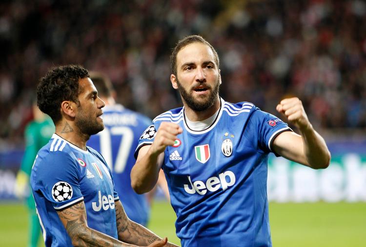 Gonzalo Higuaín viste i Monaco, hvorfor Juventus har betalt en formue for den argentinske frontløber. Han er iskold, når chancen byder sig. Denne gang efter fornemme oplæg fra en sprudlende Dani Alves (tv.). 