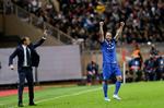 Juventus-topscorer Gonzalo Higuaín triumferer efter en af sine scoringer, mens hans træner Massimiliano Allegri dirigerer tropperne videre.  