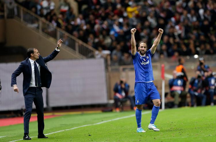 Juventus-topscorer Gonzalo Higuaín triumferer efter en af sine scoringer, mens hans træner Massimiliano Allegri dirigerer tropperne videre.  
