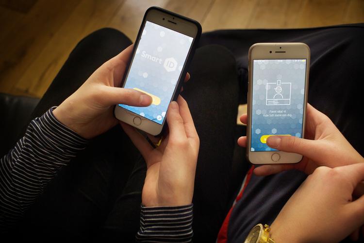 16-årige Pernille Schreiner og Benedicte Nyvang har testet app'en Smart ID, der er en digital billedlegitimition. 