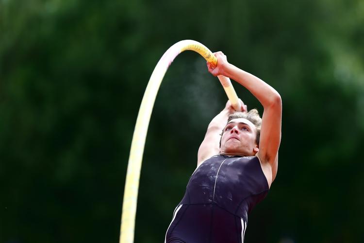 17-årige Armand Duplantis ligger lige nu øverst på sæsonens rangliste med sit superspring over højden 5,90 meter. Her ses han under de svenske mesterskaber sidste år i Norrköping. 