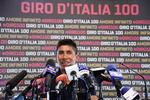 Antallet af mikrofoner fortæller vist alt om Nairo Quintanas status som en af hovedpersonerne i Gir d'Italia. Foto: La Presse - D'Alberto/Ferrari. 