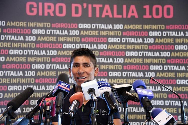 Antallet af mikrofoner fortæller vist alt om Nairo Quintanas status som en af hovedpersonerne i Gir d'Italia. Foto: La Presse - D'Alberto/Ferrari. 