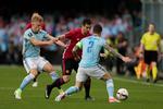 Daniel Wass (tv.) og Celtas kaptajn Hugo Mallo forsøger at få bolden fra Manchester United's Henrikh Mkhitaryan. 