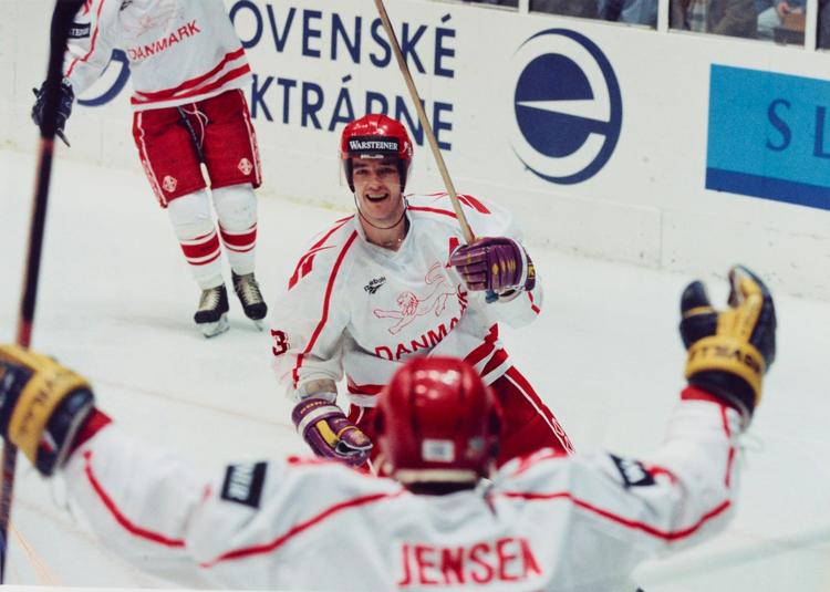 Jesper Duus spillede 1.035 kampe for klubber i Danmark, Sverige, Østrig og Tyskland, men han kom aldrig til at optræde i NHL. Til gengæld var han altid glad for at spille på landsholdet. 