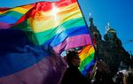 Regnbuefaget blafrende til demonstration for homoseksuelles rettigheder i Rusland. Fra på søndag vil det permanent hænge over Regnbuepladsen i det centrale København.  