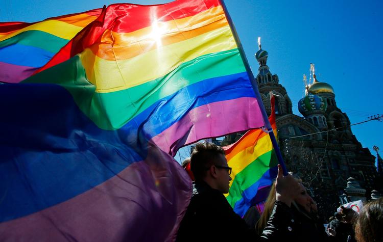 Regnbuefaget blafrende til demonstration for homoseksuelles rettigheder i Rusland. Fra på søndag vil det permanent hænge over Regnbuepladsen i det centrale København.  