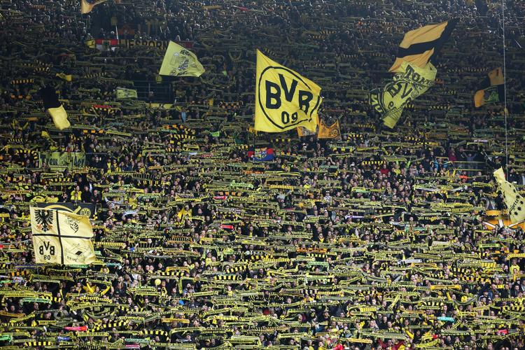 Signal Iduna Park vil også lørdag være klædt i sort og gult, når hjemmeholdet kæmper om en plads i Champions League med Hoffenheim. 