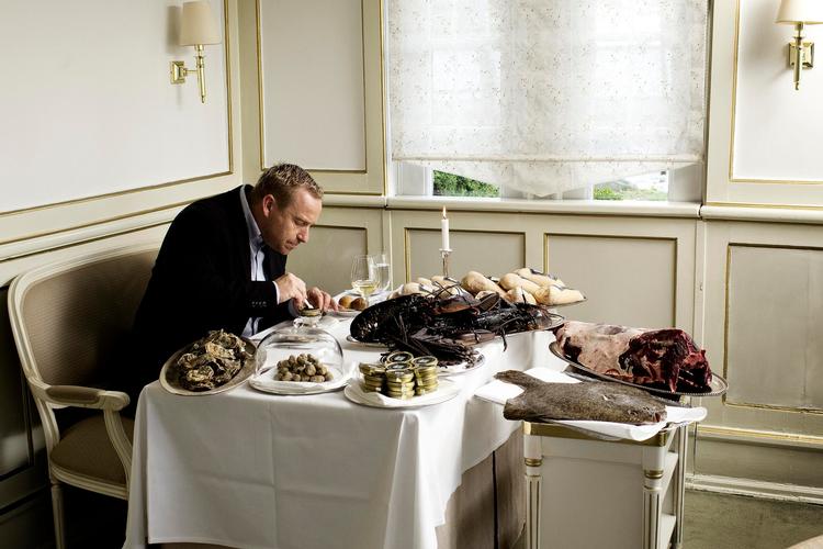 Adam Price var madanmelder på Politiken i 19 år. Han uddelte sine sidste kokkehuer til restauranten Søllerød Kro i Holte, hvor han her er fotograferet.  