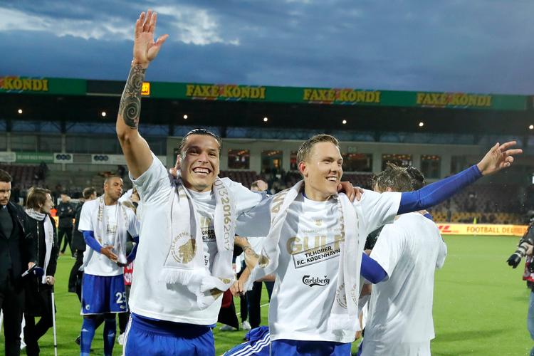 Federico Santander og Ludwig Augustinsson jubler efter at mesterskabet er i hus. 
