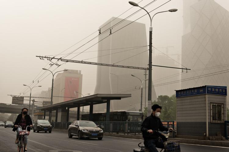 Beijing var i denne uge indhyllet i støv, som endnu engang fik byens mange indbyggere til at tale om de store forureningsproblemer. 