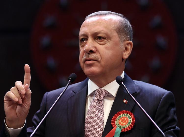 Cirka 47.000 mennesker er anholdt og sigtet under den undtagelsestilstand, der har været i kraft siden kupforsøget mod Recep Erdogan i juli sidste år. 