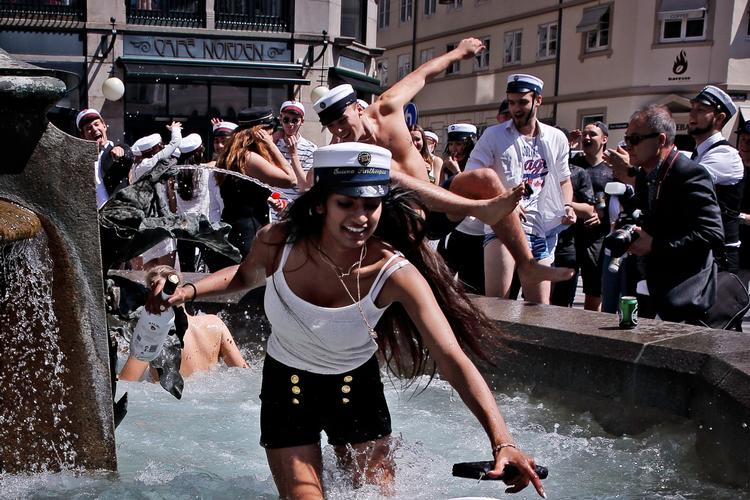 Studenterne springer ud