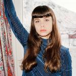 I Liv Nimand Duvås smukt skrevet debutroman fylder den afdøde, alkoholiserede far alt for hovedpersonen Billie.  