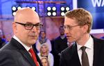 
Valget i Schlesvig-Holsten bliver er spændende og tæt opløb mellem disse to herrer, den nuværende ministerpræsident Torsten Alsig (tv) og CDU's 
 Daniel Günther, der håber at overtage magten. 