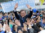 Moon Jae-in står til at vinde det sydkoreanske præsidentvalg tirsdag. Han vil føre en meget mere konfrontatorisk linje over for USA. 