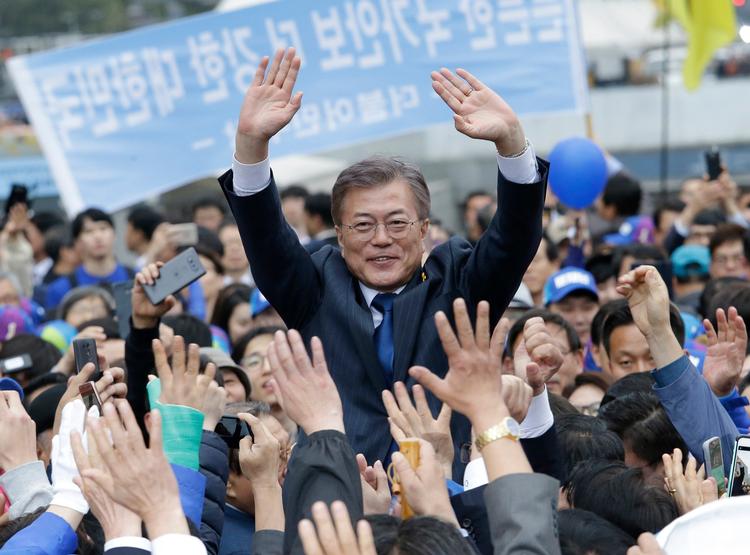 Moon Jae-in står til at vinde det sydkoreanske præsidentvalg tirsdag. Han vil føre en meget mere konfrontatorisk linje over for USA. 