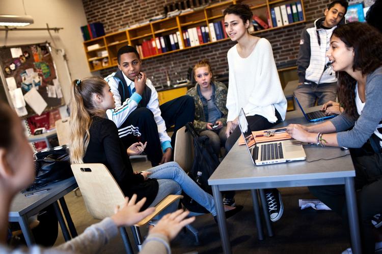 Andelen af tosprogede elever i de danske skoler har været et ømt politisk emne i mange år. Nogle steder går det dog fint: Her er det Peder Lykke Skolen på Amager, der i 2014 blev kendt for sin succes med at få tosprogede elever videre på ungdomsuddannelserne. 