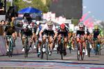 I vanlig kraftfuld stil suser André Greipel først over stregen på 2. etape i Giro d'Italia foran sine nærmeste rivaler italieneren Roberto Ferrari og belgieren Jasper Stuyven. Foto: La Presse-D'Alberto/Ferrari.  