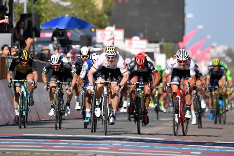 I vanlig kraftfuld stil suser André Greipel først over stregen på 2. etape i Giro d'Italia foran sine nærmeste rivaler italieneren Roberto Ferrari og belgieren Jasper Stuyven. Foto: La Presse-D'Alberto/Ferrari.  