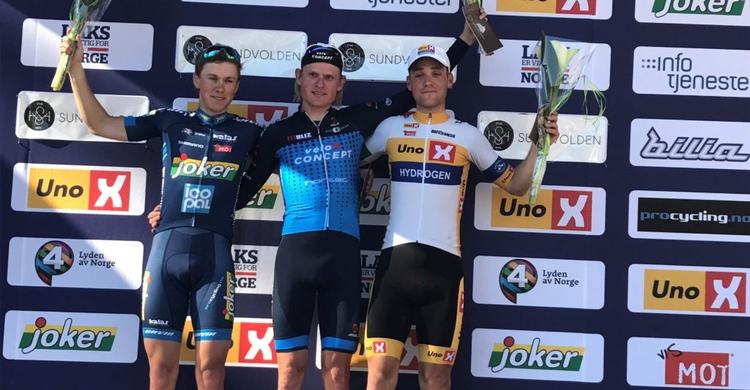 Rasmus Guldhammer på podiet sammen med nordmændene Carl Fredrik Hagen og Audun Brekke Føtten efter sejren i Sundvolden GP. 
