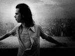 Nick Cave i Sao Paolo, hvor han mellem 1989 og 1993 søgte tilflugt fra stofferne og fandt kærligheden. Det er et af mange sceneskift og under- og overgange, der tegner historien om den australske rocksanger. I dag står han midt i den skelsættende transformation som menneske og musiker.  