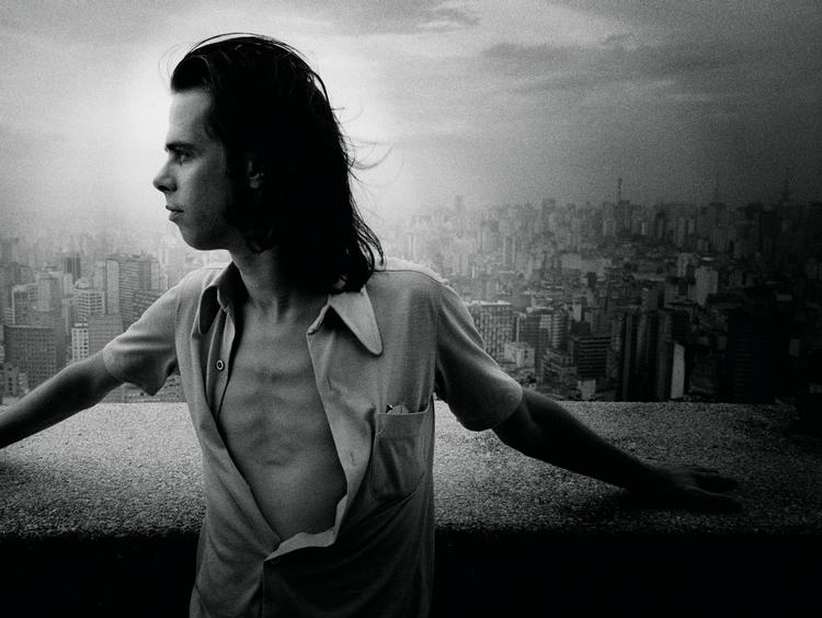 Nick Cave i Sao Paolo, hvor han mellem 1989 og 1993 søgte tilflugt fra stofferne og fandt kærligheden. Det er et af mange sceneskift og under- og overgange, der tegner historien om den australske rocksanger. I dag står han midt i den skelsættende transformation som menneske og musiker.  