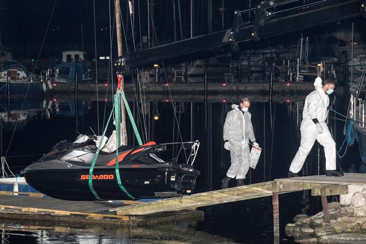 8 personer blev anholdt i Brøndby Havn, efter at de flygtede fra ulykken. Her trækker politiets teknikere vandscooteren på land.  